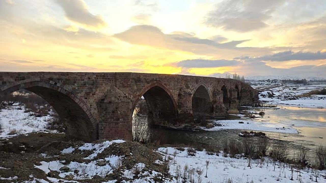 Foto - 728 yıllık tarihi köprüye beyaz çok yakıştı