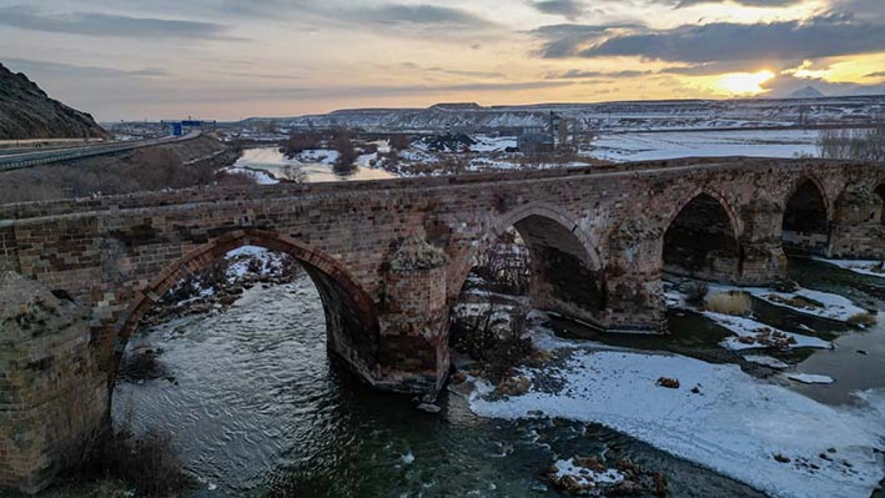 Foto - 728 yıllık tarihi köprüye beyaz çok yakıştı