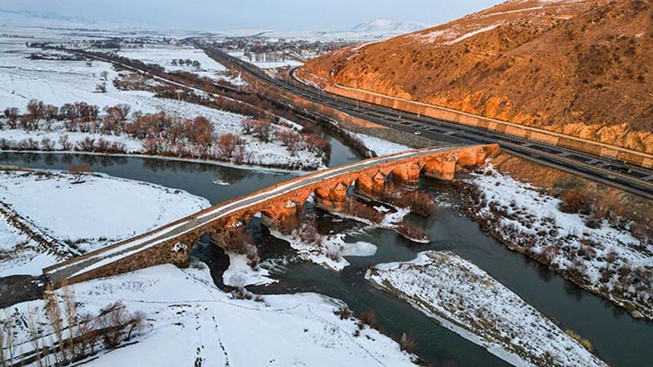 728 yıllık tarihi köprüye beyaz çok yakıştı