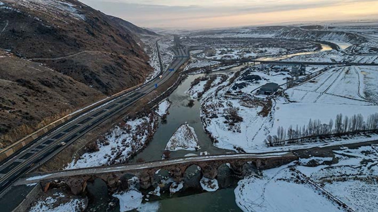 Foto - 728 yıllık tarihi köprüye beyaz çok yakıştı