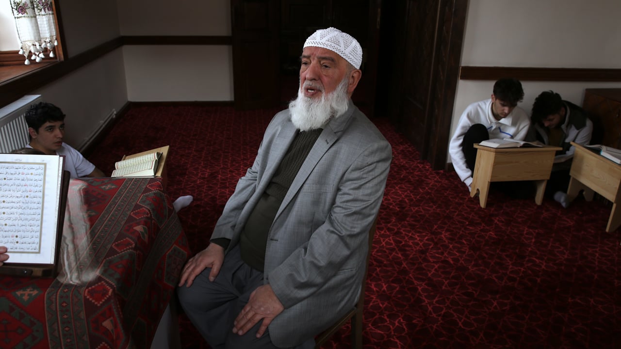 75 yaşındaki hafızın gıpta ettiren hikayesi! Yüce Kur'an-ı Kerim aşkı yaş tanımıyor