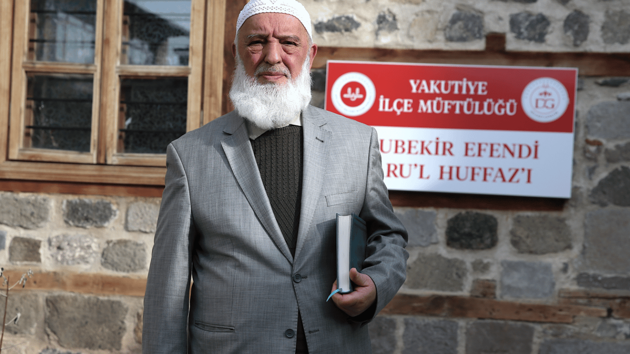 Foto - 75 yaşındaki hafızın gıpta ettiren hikayesi! Yüce Kur'an-ı Kerim aşkı yaş tanımıyor