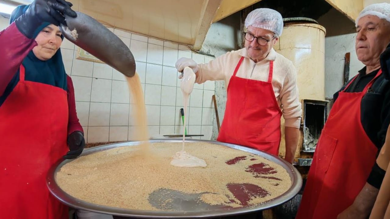 75 yıllık Ramazan mirası: Demirci’nin ‘susamlı helvası’ tezgahlarda