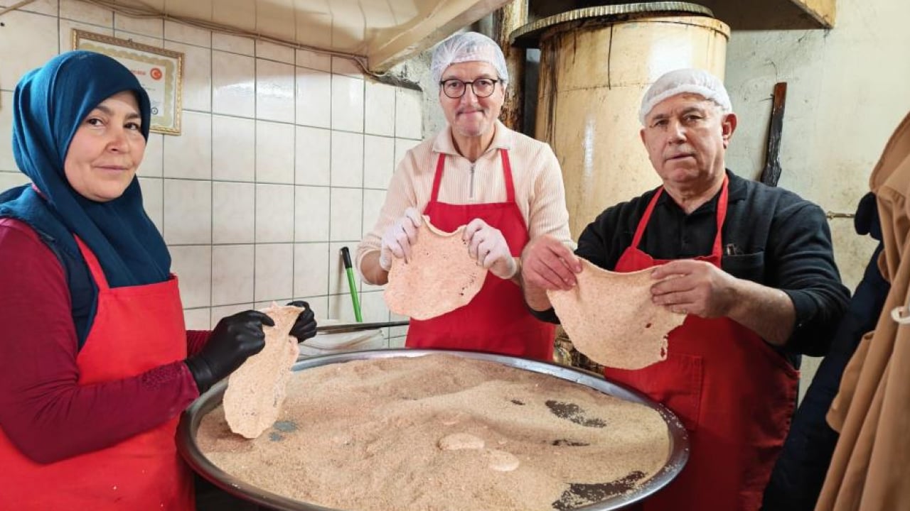 Foto - 75 yıllık Ramazan mirası: Demirci’nin ‘susamlı helvası’ tezgahlarda