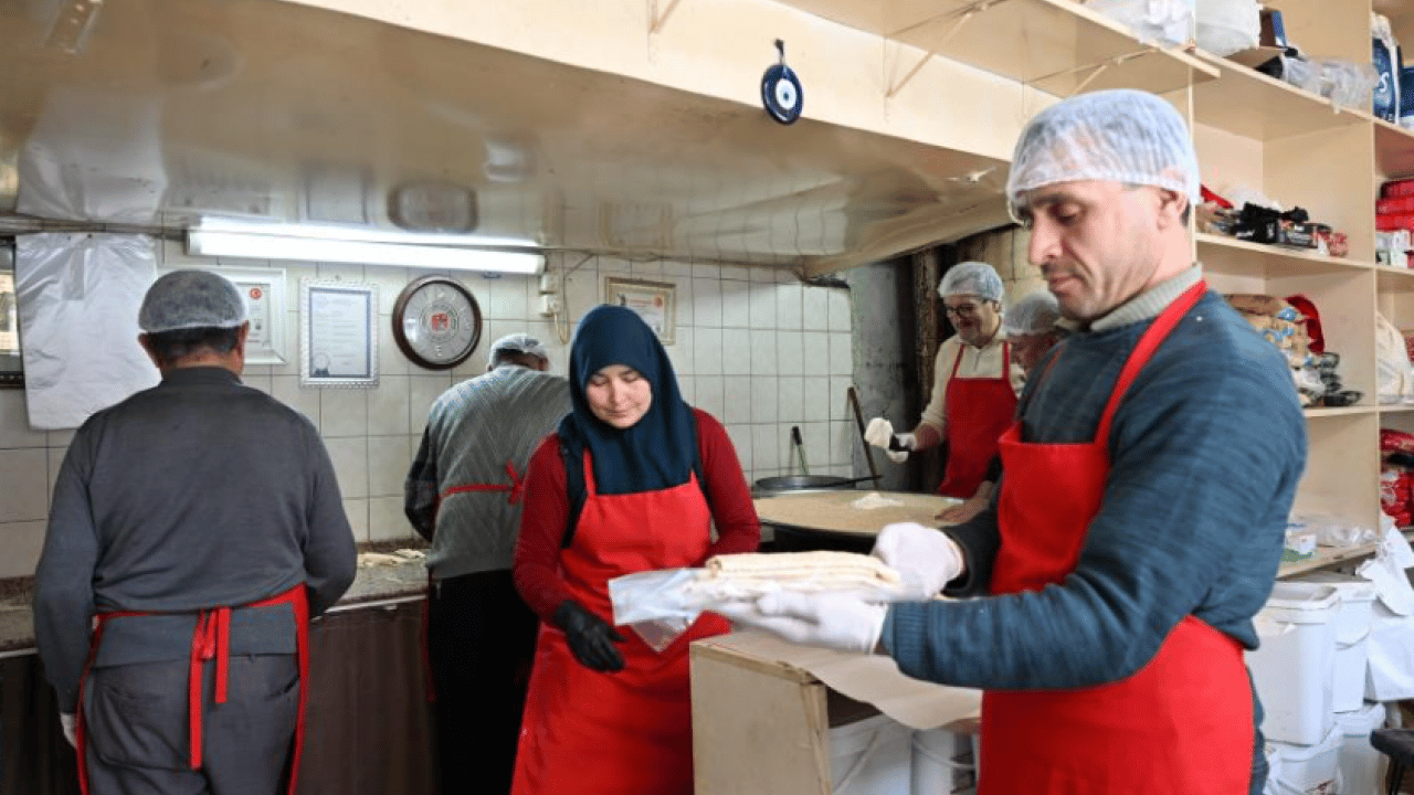 Foto - 75 yıllık Ramazan mirası: Demirci’nin ‘susamlı helvası’ tezgahlarda