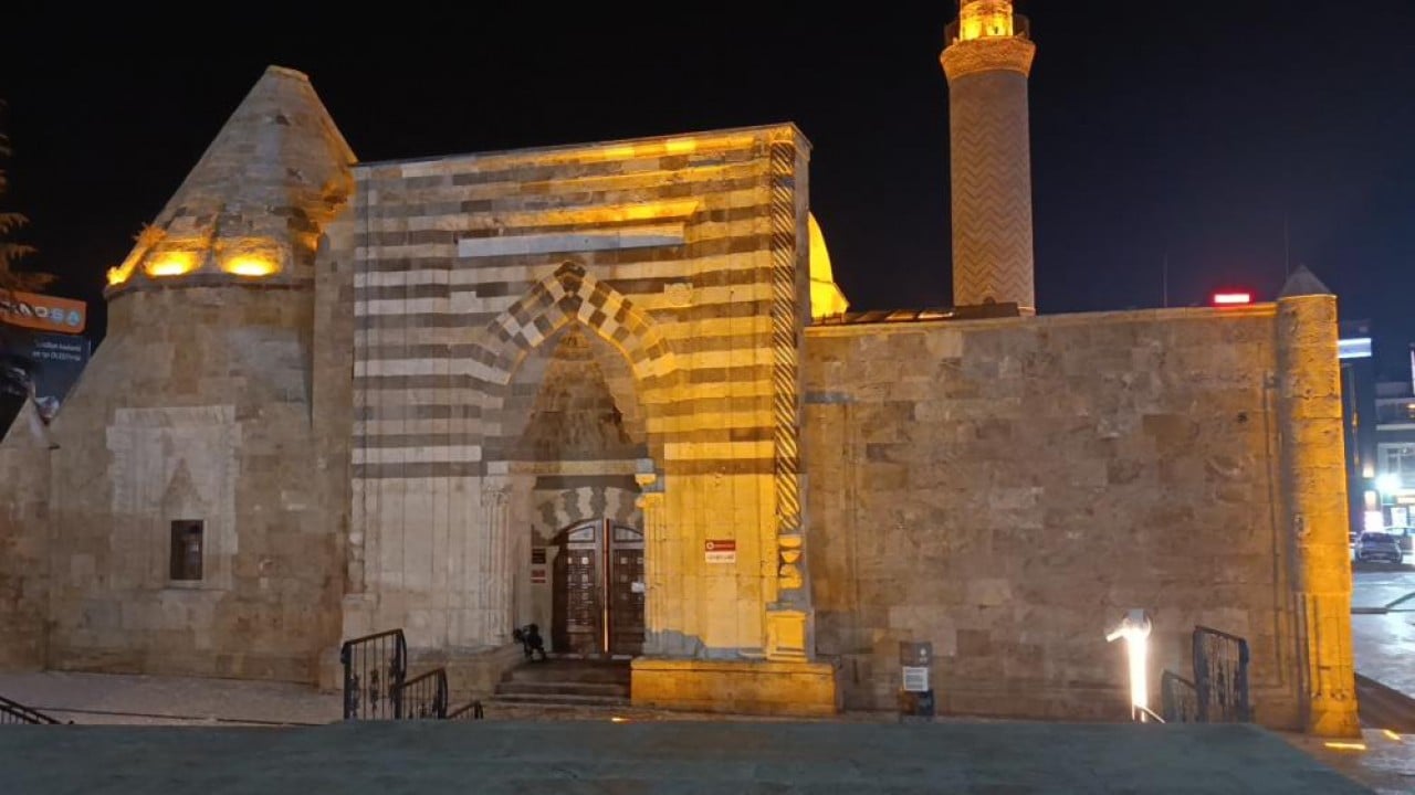 Foto - 750 yıllık medreseye kovalı önlem rezaleti