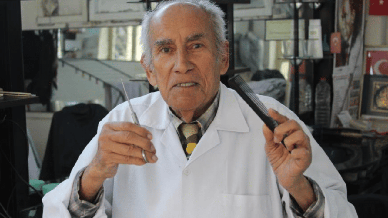 80 yaşında 66 yıllık berber görenleri şaşırttı