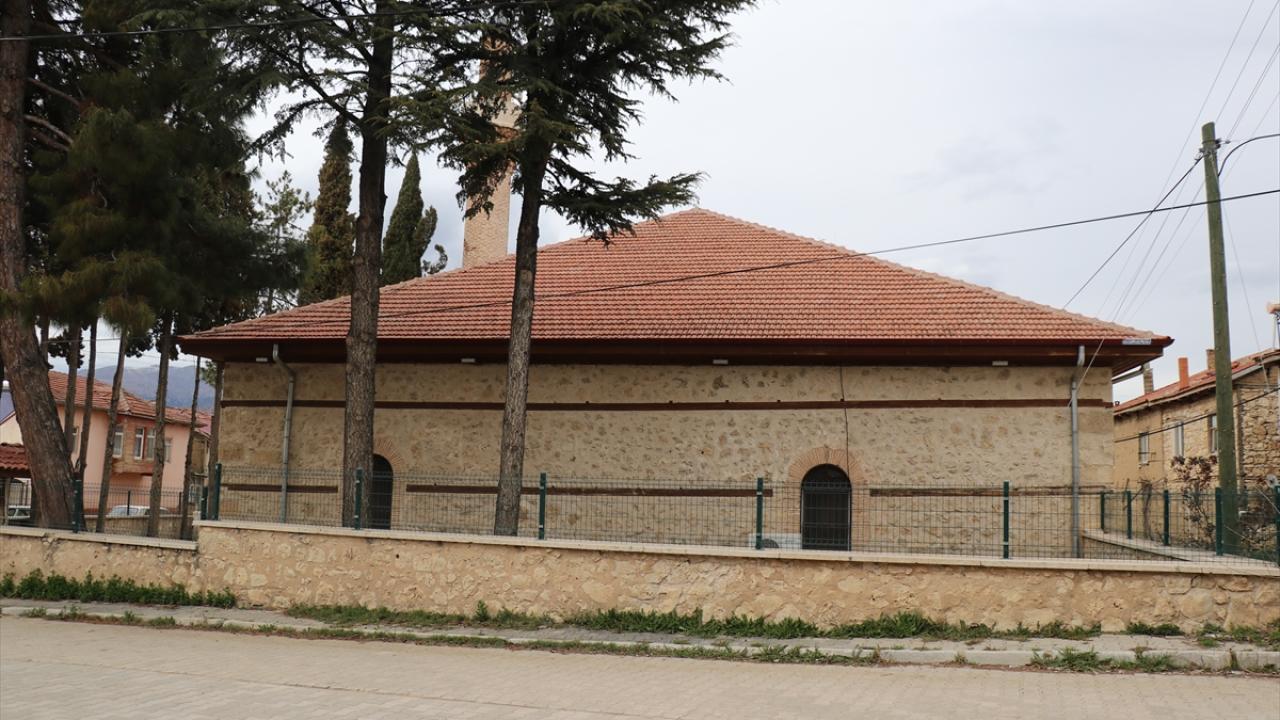 800 yıllık Afşar Cami zamana direniyor