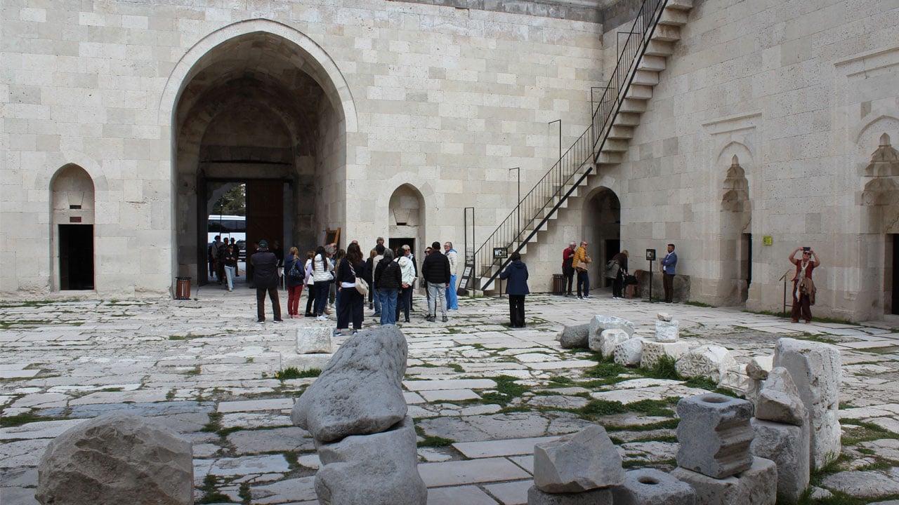 Foto - 800 yıllık Sultanhanı’na yoğun ilgi! Türk dizileri turistlerin rotasını değiştirdi