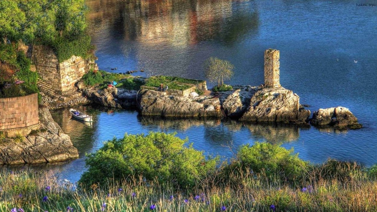 Foto - 800 yıllık tarihi esere sprey boyayla yazı yazmışlar