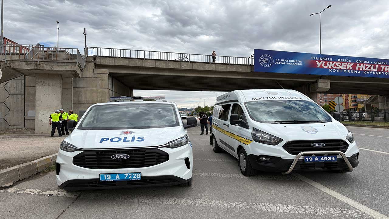 Foto - 9 metrelik üst geçitten aşağı atladı! Dehşet anları böyle görüntülendi!