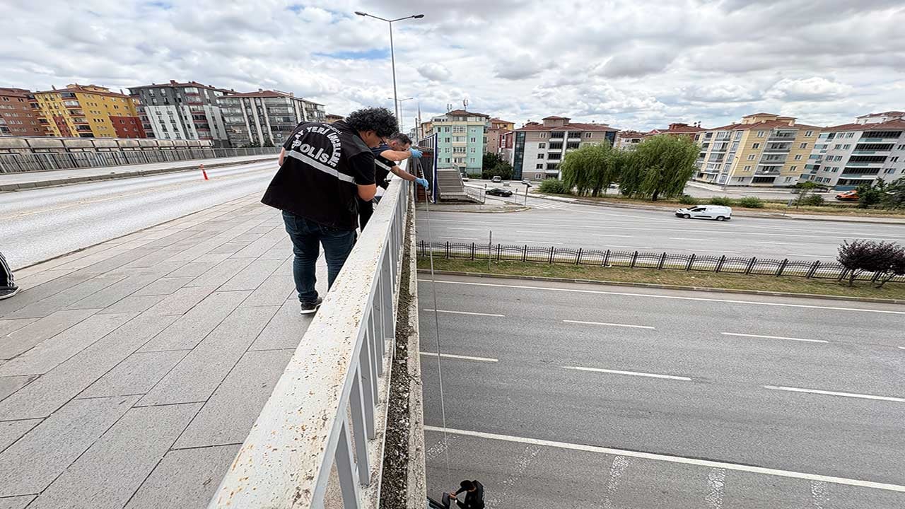 Foto - 9 metrelik üst geçitten aşağı atladı! Dehşet anları böyle görüntülendi!