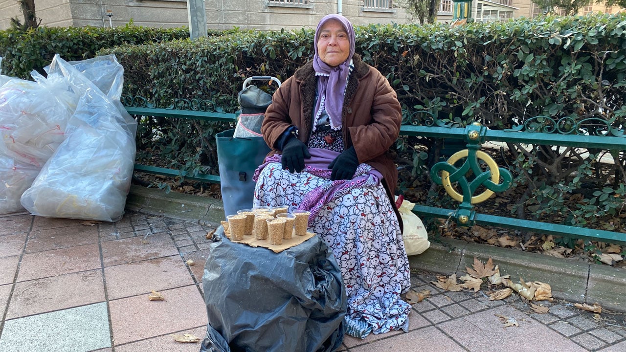 Foto - 9 saat boyunca sokaklarda! 74 yaşındaki kadının yaşam mücadelesi