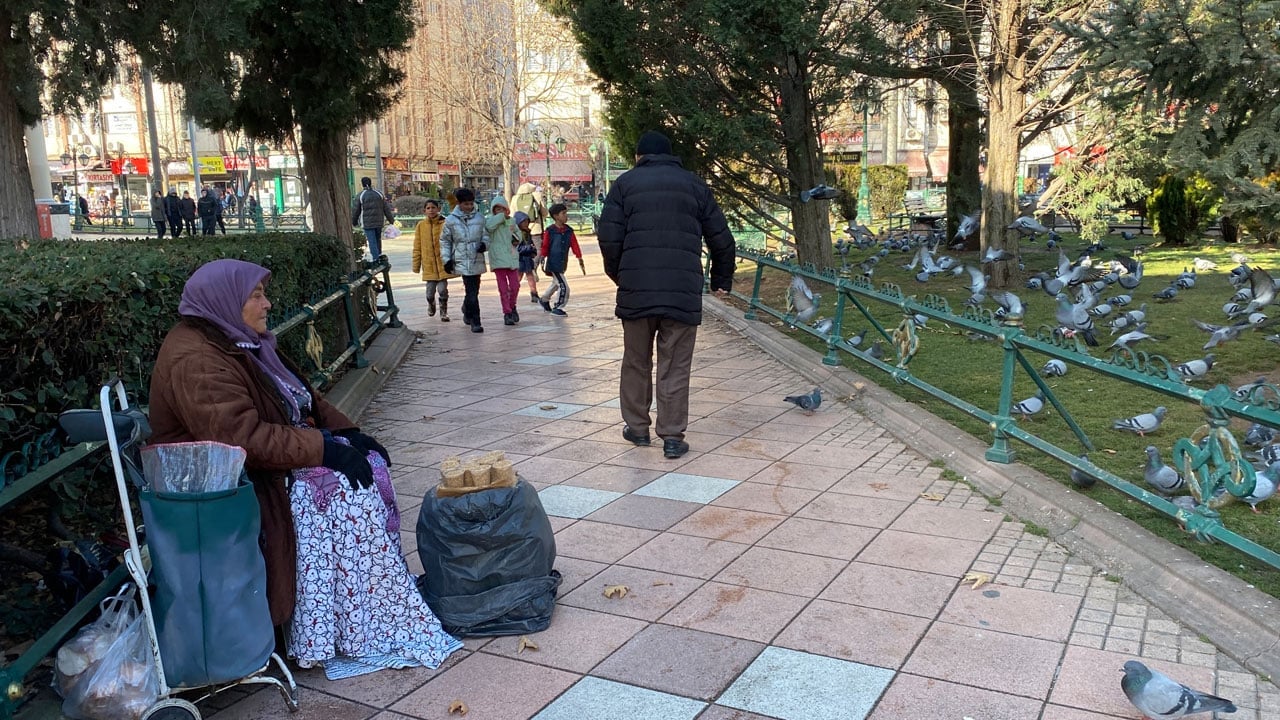 Foto - 9 saat boyunca sokaklarda! 74 yaşındaki kadının yaşam mücadelesi