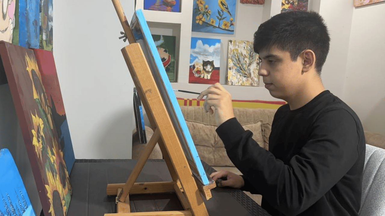 9 yaşında başladı, sergilerle taçlandı: Otizmli Okan’ın renklerle kurduğu dünya herkese ilham oluyor