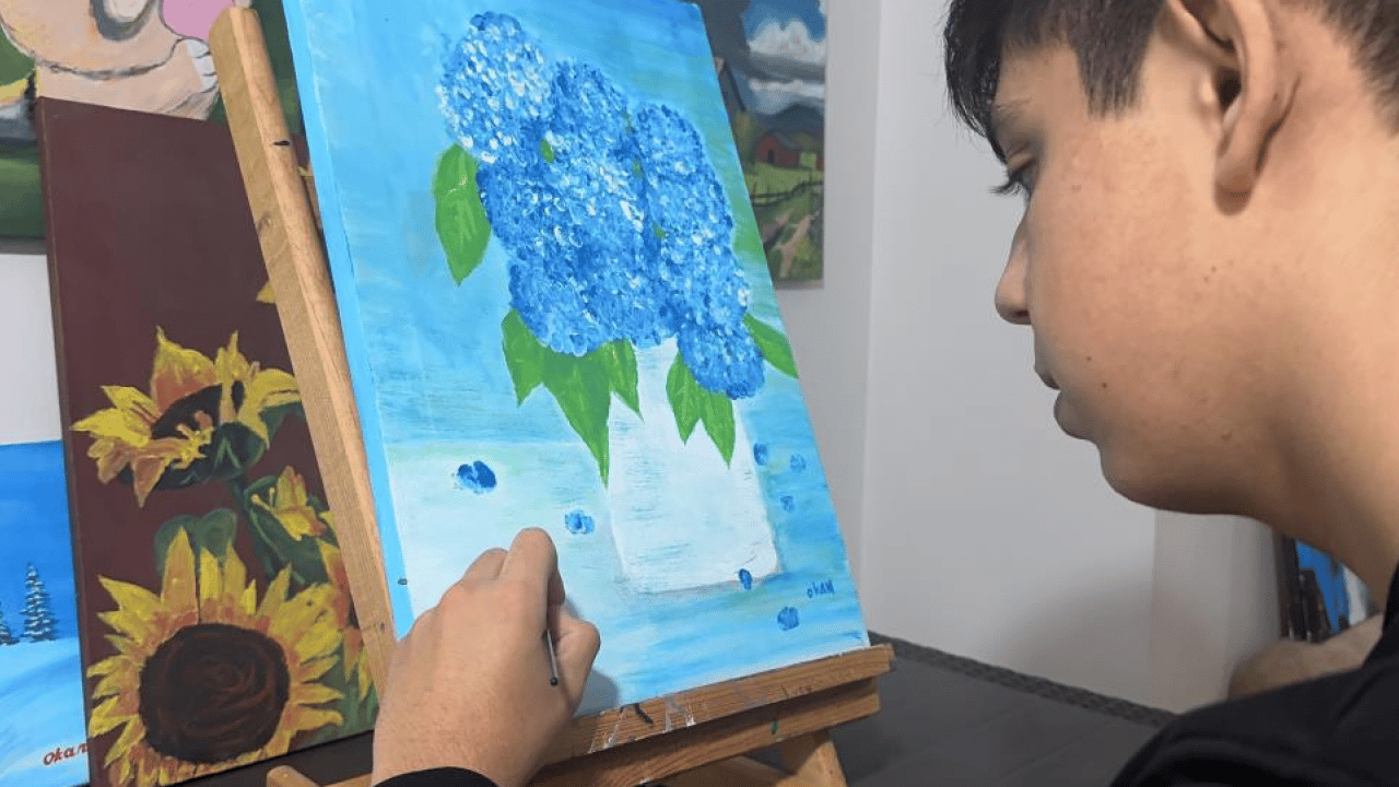 Foto - 9 yaşında başladı, sergilerle taçlandı: Otizmli Okan’ın renklerle kurduğu dünya herkese ilham oluyor