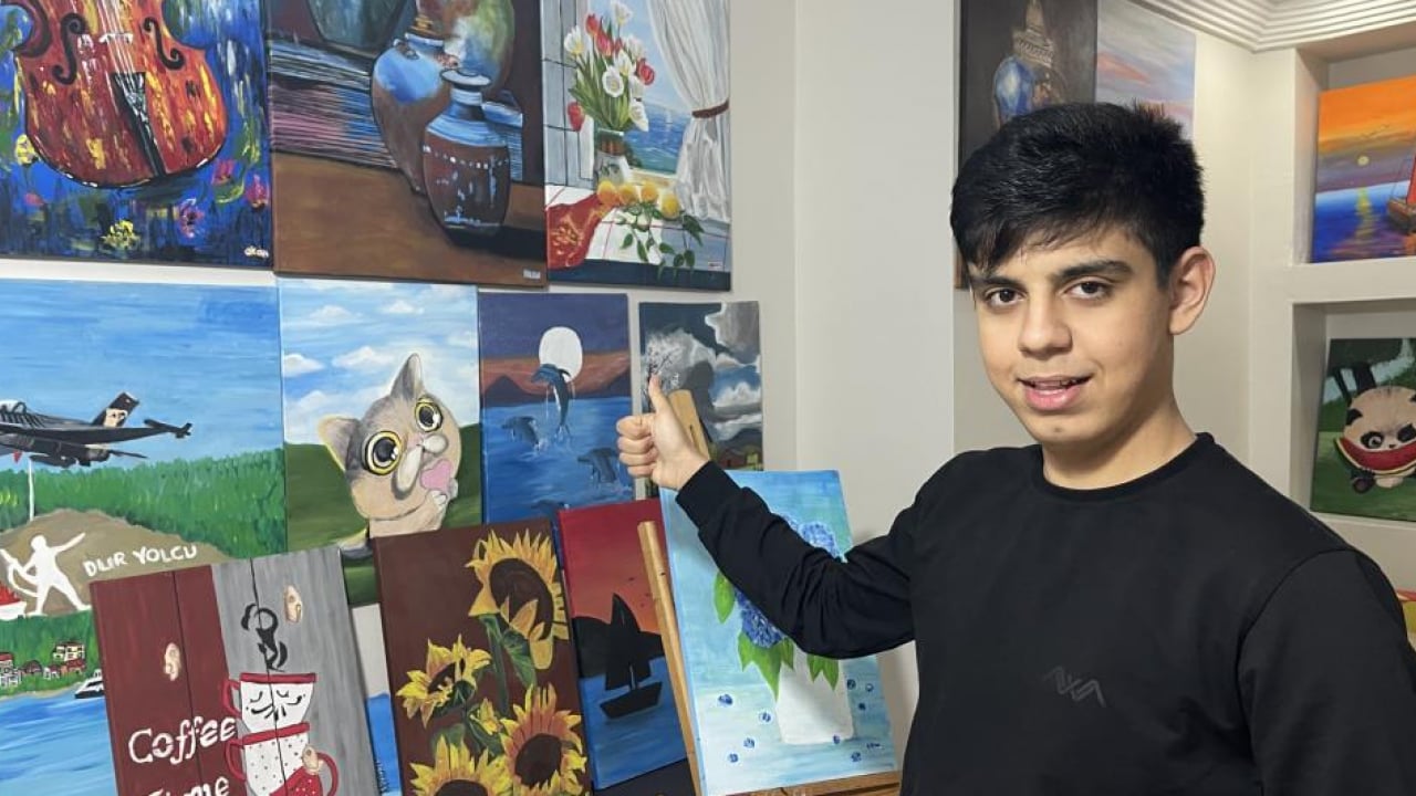 Foto - 9 yaşında başladı, sergilerle taçlandı: Otizmli Okan’ın renklerle kurduğu dünya herkese ilham oluyor