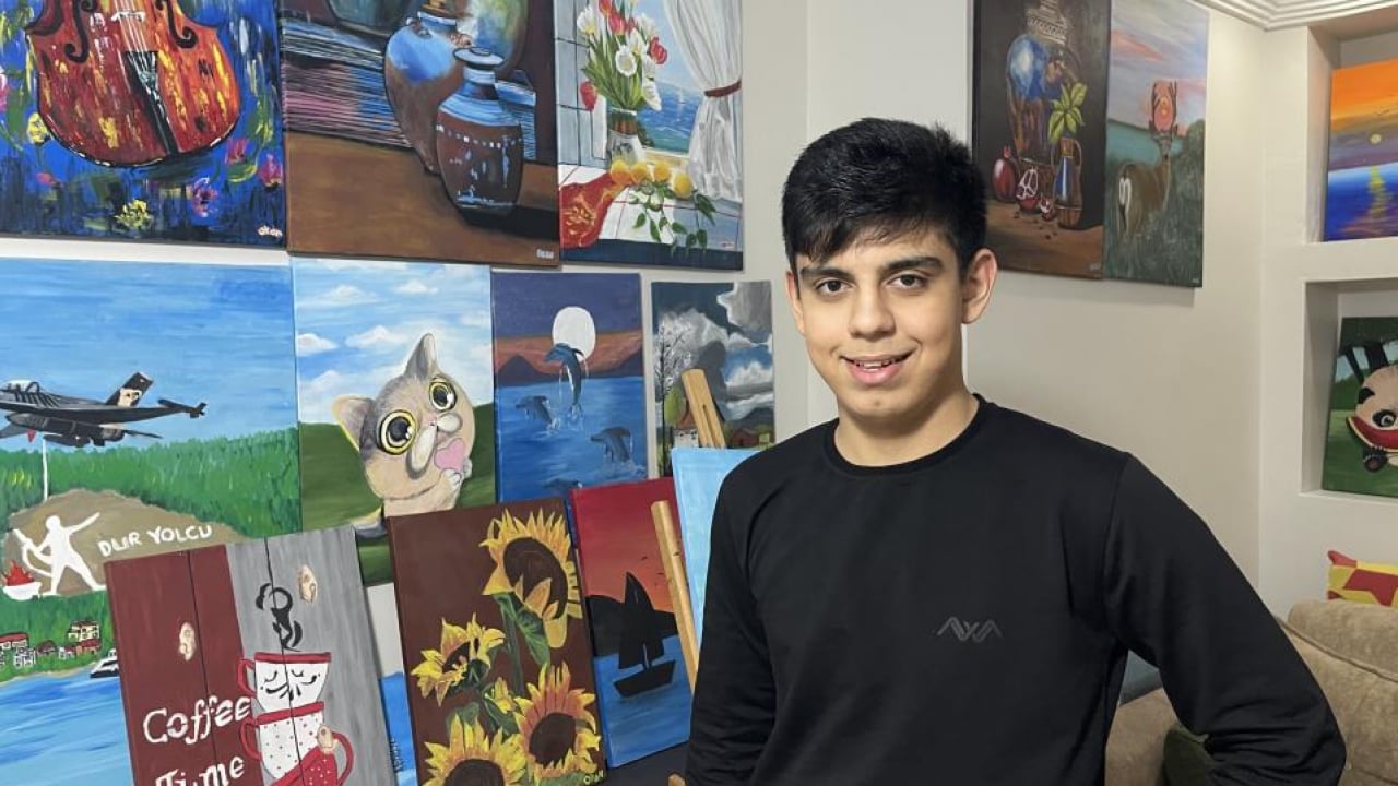 Foto - 9 yaşında başladı, sergilerle taçlandı: Otizmli Okan’ın renklerle kurduğu dünya herkese ilham oluyor