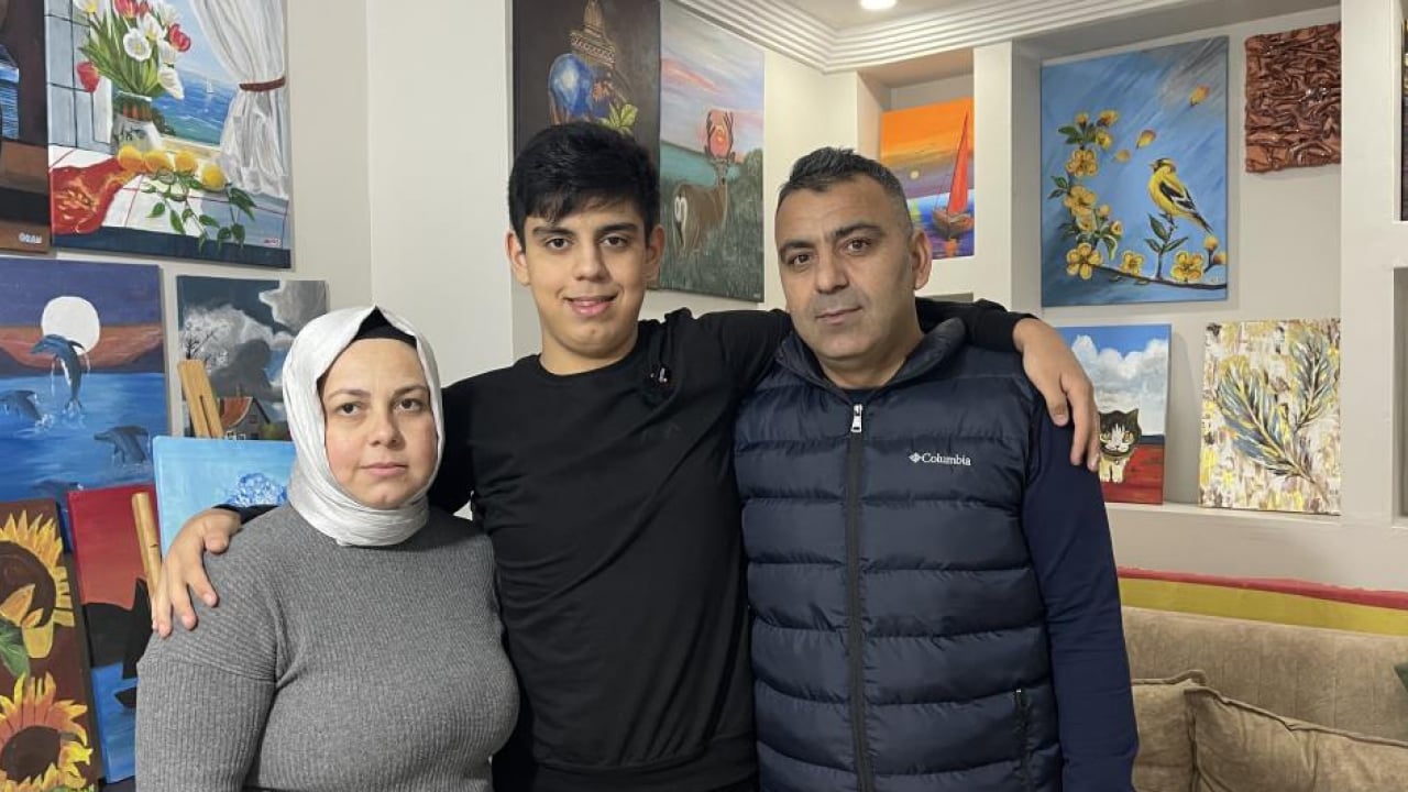 Foto - 9 yaşında başladı, sergilerle taçlandı: Otizmli Okan’ın renklerle kurduğu dünya herkese ilham oluyor