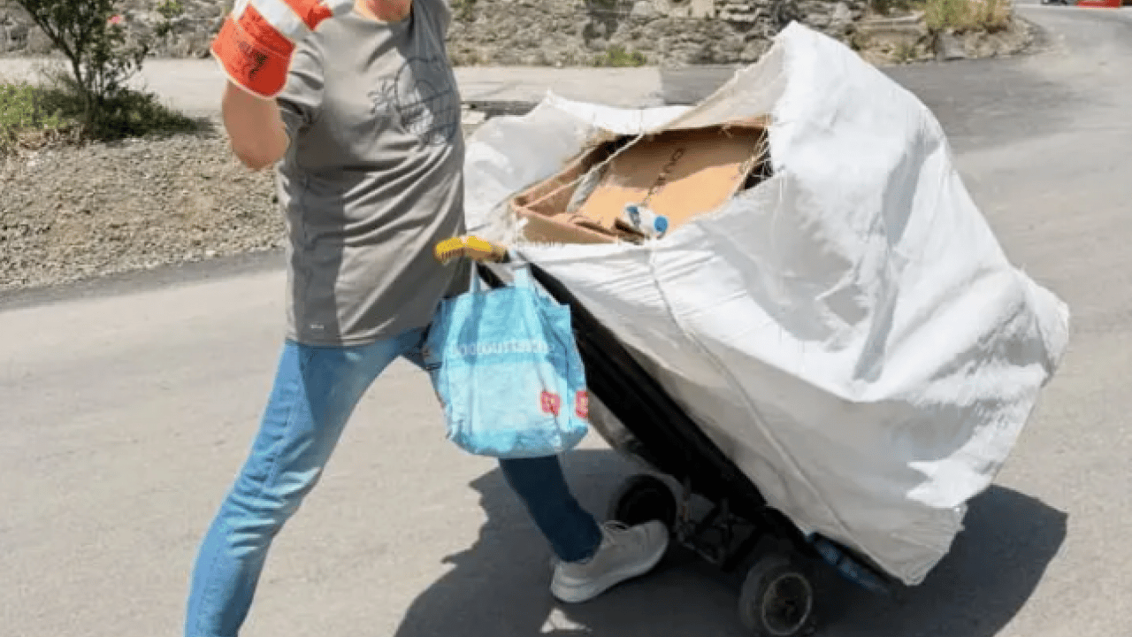 Foto - 90'ların ünlü popçusu çöp topladı! Eleştirenlere sert cevap!