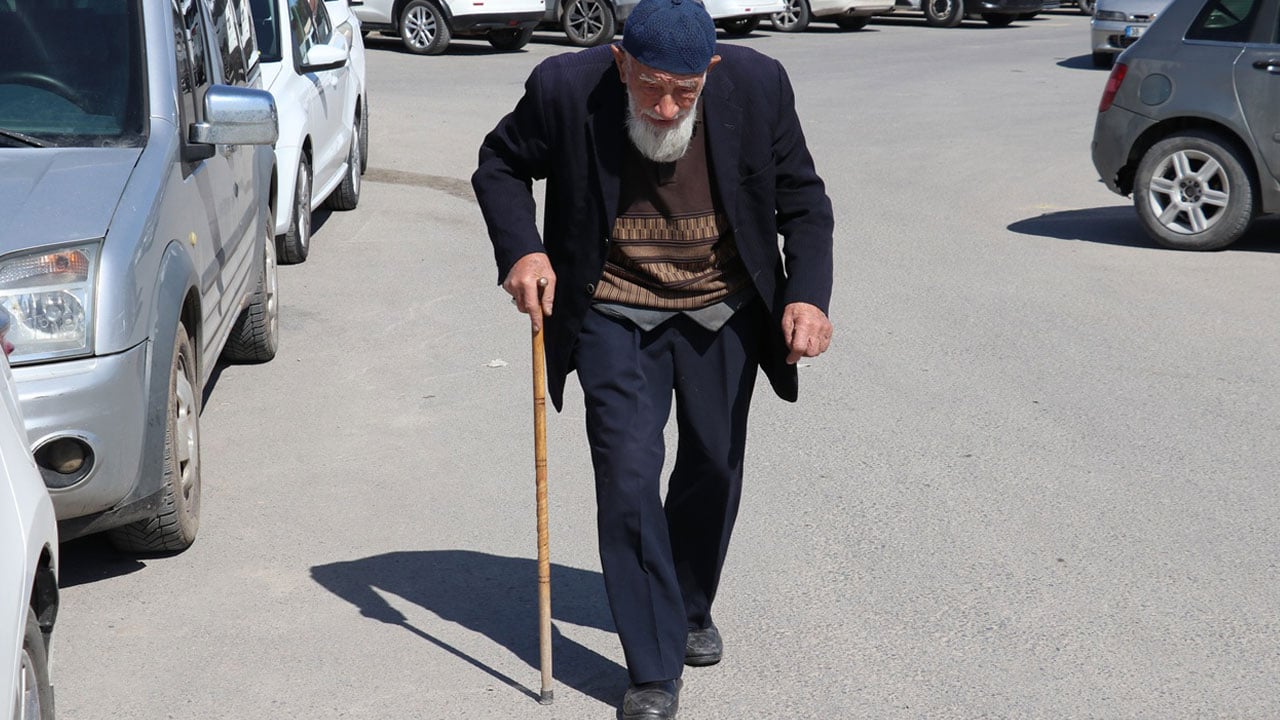 99 yaşında ama yerinde duramıyor! ‘Kaya Dede’ enerjisiyle gençleri kıskandırıyor