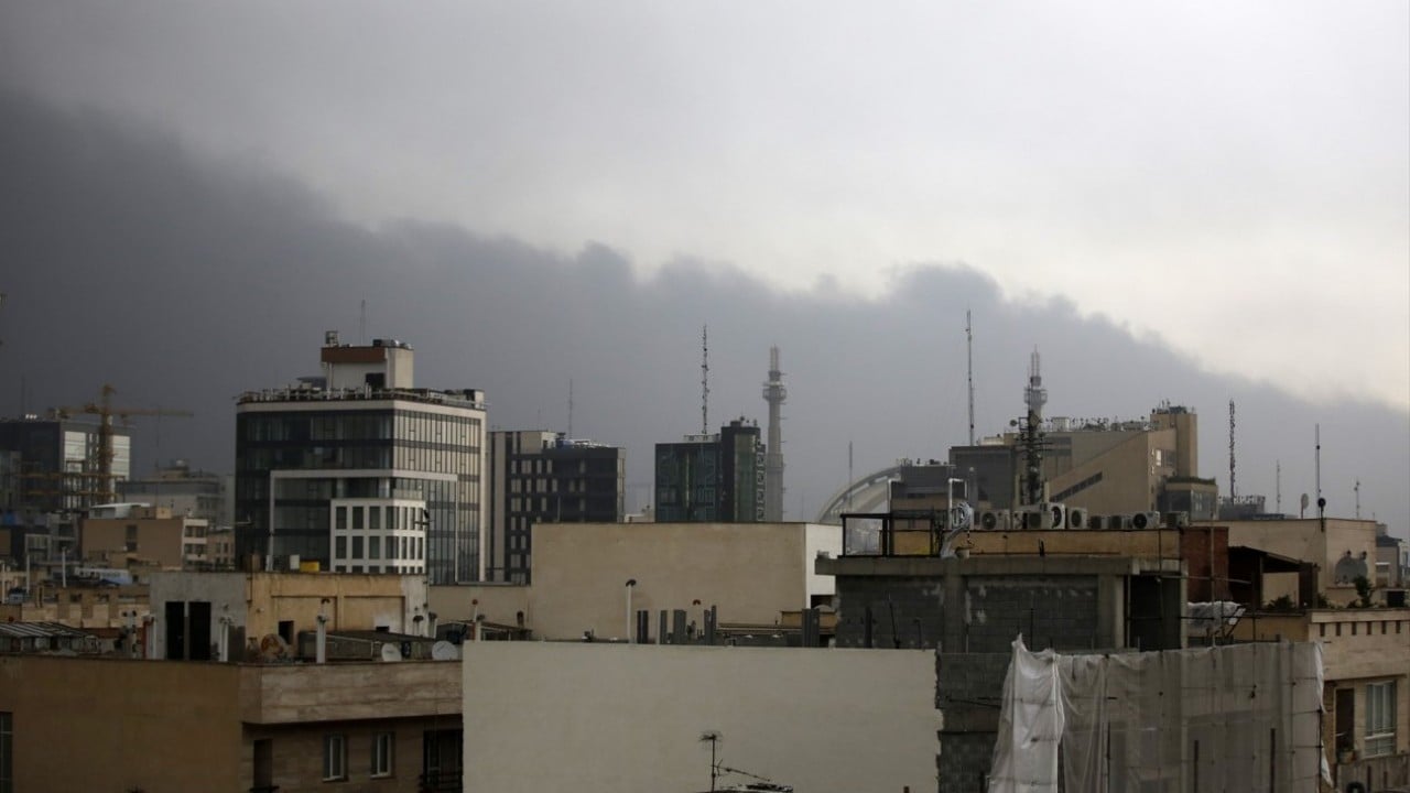 Foto - ABD-İsrail petrol depolarını vurdu, Tahran’ı kara bulutlar kapladı