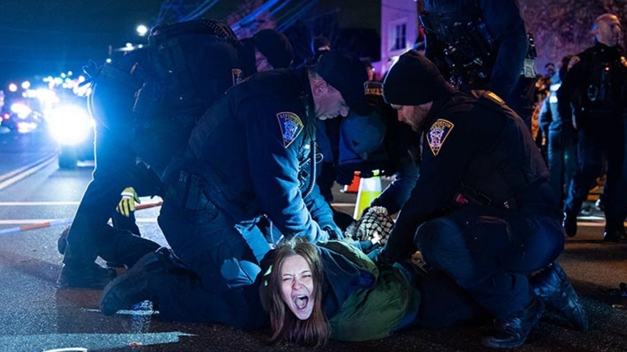 Foto - ABD polisi İsrailli soykırımcı katillere kol kanat geriyor. Siyoniste koruma kalkanı