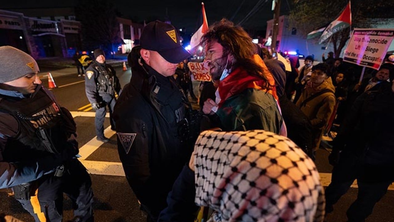 Foto - ABD polisi İsrailli soykırımcı katillere kol kanat geriyor. Siyoniste koruma kalkanı