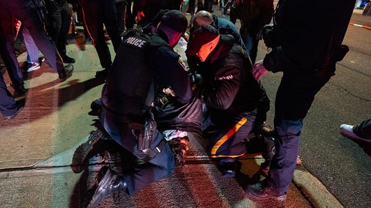 Foto - ABD polisi İsrailli soykırımcı katillere kol kanat geriyor. Siyoniste koruma kalkanı