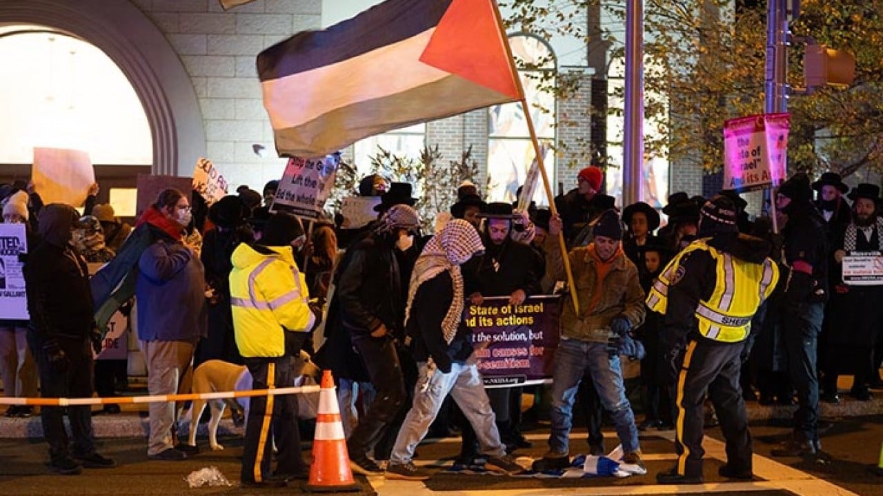 Foto - ABD polisi İsrailli soykırımcı katillere kol kanat geriyor. Siyoniste koruma kalkanı