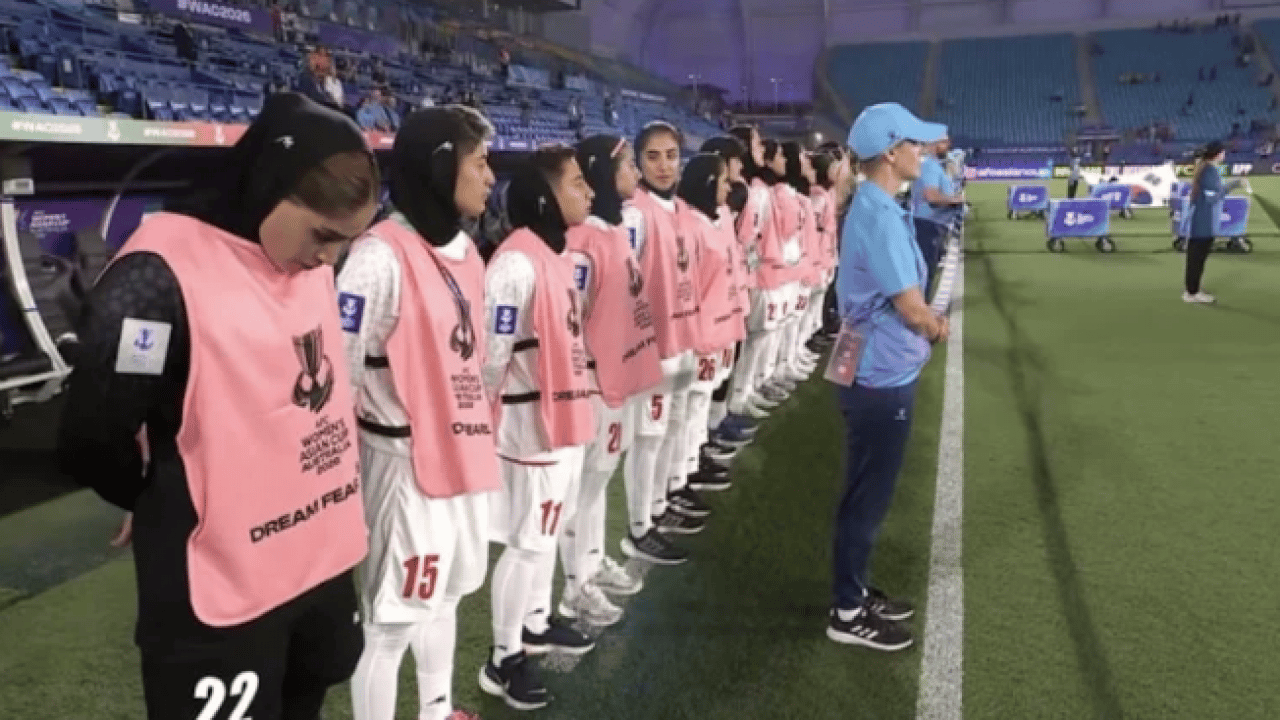 Foto - ABD haklı mı? İranlı kadın futbolcuların hareketi olay oldu!