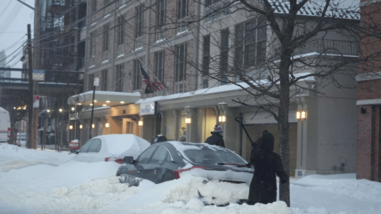 ABD’de kar fırtınası hayatı felç etti! Uçuşlar iptal edildi şehir karanlığa büründü