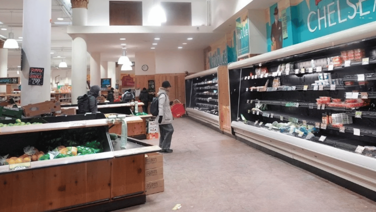 ABD'de korku tavan yaptı: Marketlerde raflar bomboş kaldı!