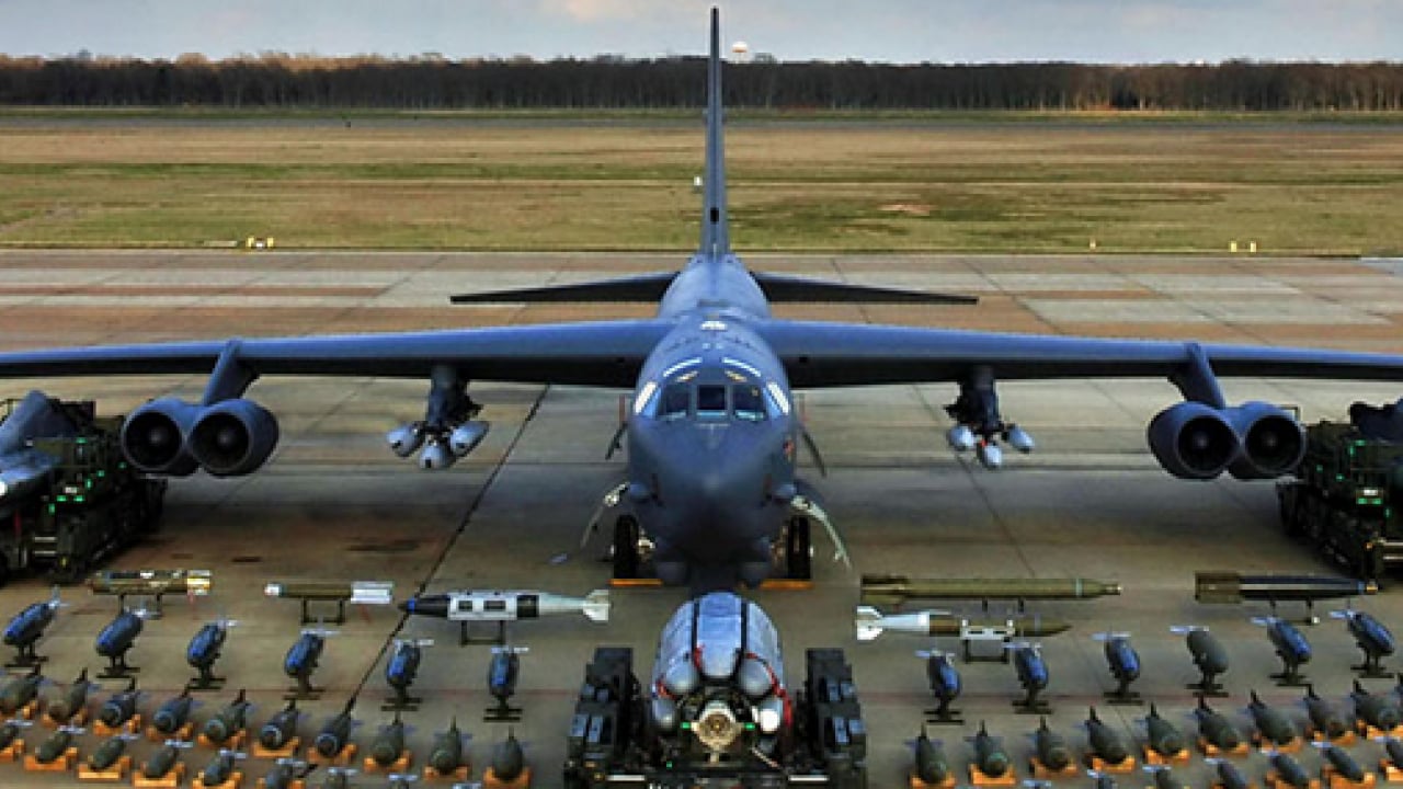 Foto - ABD'nin B-52 bombardıman uçakları İngiltere'deki RAF Fairford üssünde...