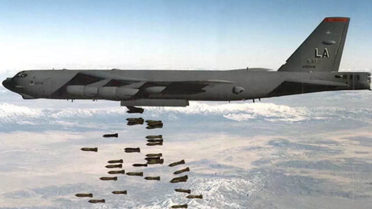 Foto - ABD'nin B-52 bombardıman uçakları İngiltere'deki RAF Fairford üssünde...