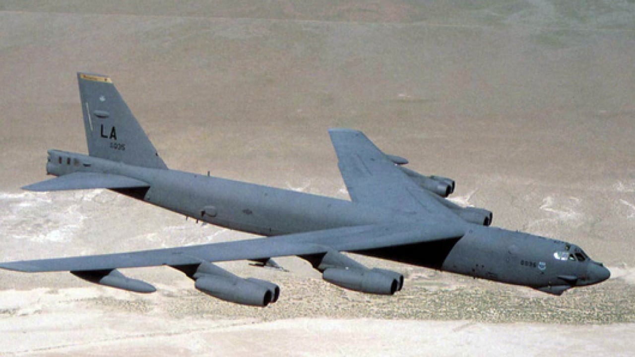 Foto - ABD'nin B-52 bombardıman uçakları İngiltere'deki RAF Fairford üssünde...