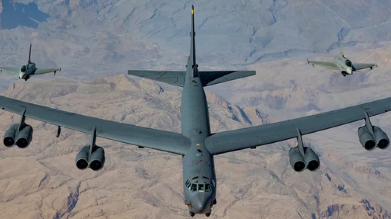 Foto - ABD'nin B-52 bombardıman uçakları İngiltere'deki RAF Fairford üssünde...