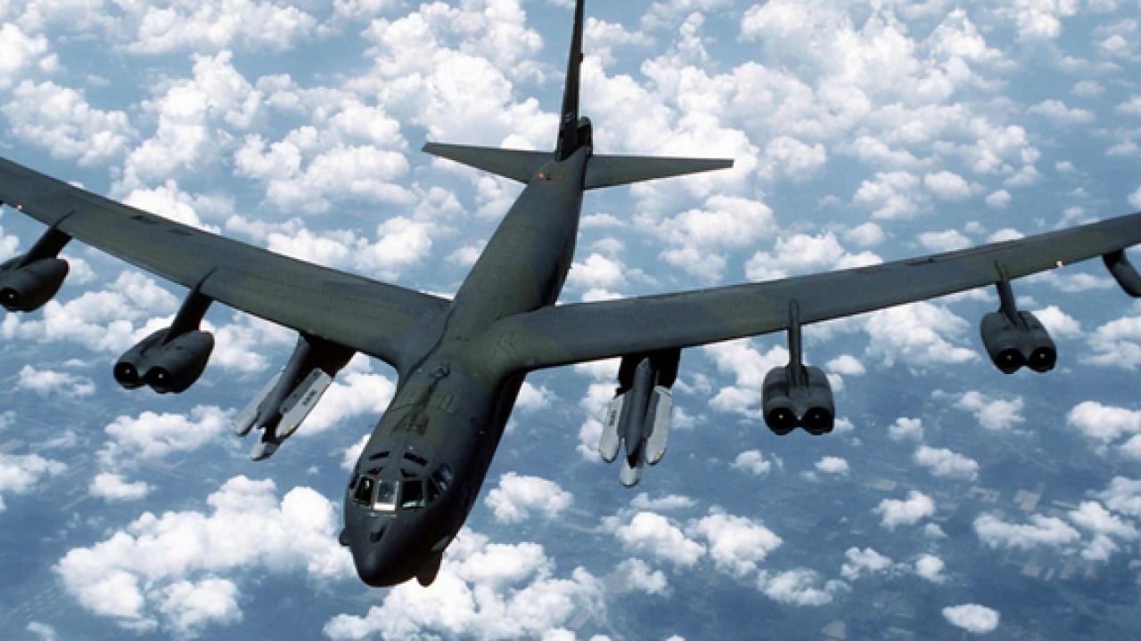 Foto - ABD'nin B-52 bombardıman uçakları İngiltere'deki RAF Fairford üssünde...