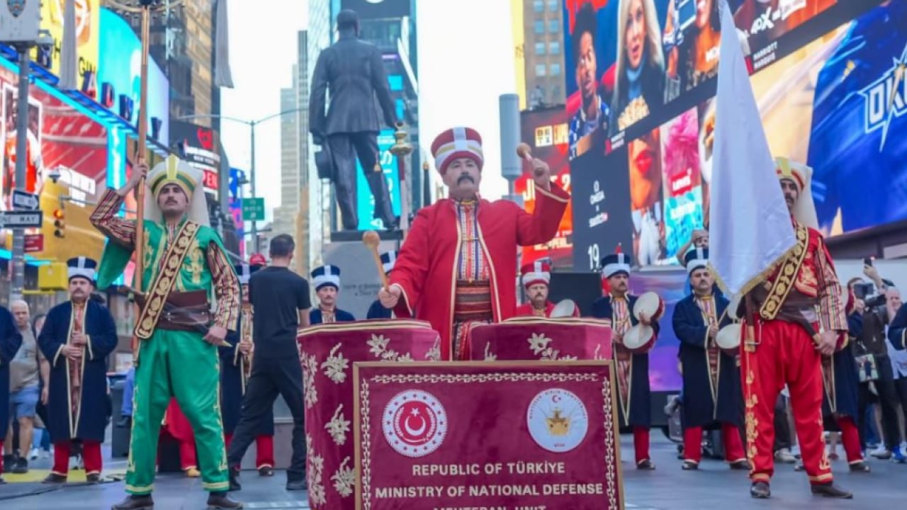 ABD’nin göbeğinde mehter coşkusu: CHP’liler Türkiye’de sırtını dönüyordu