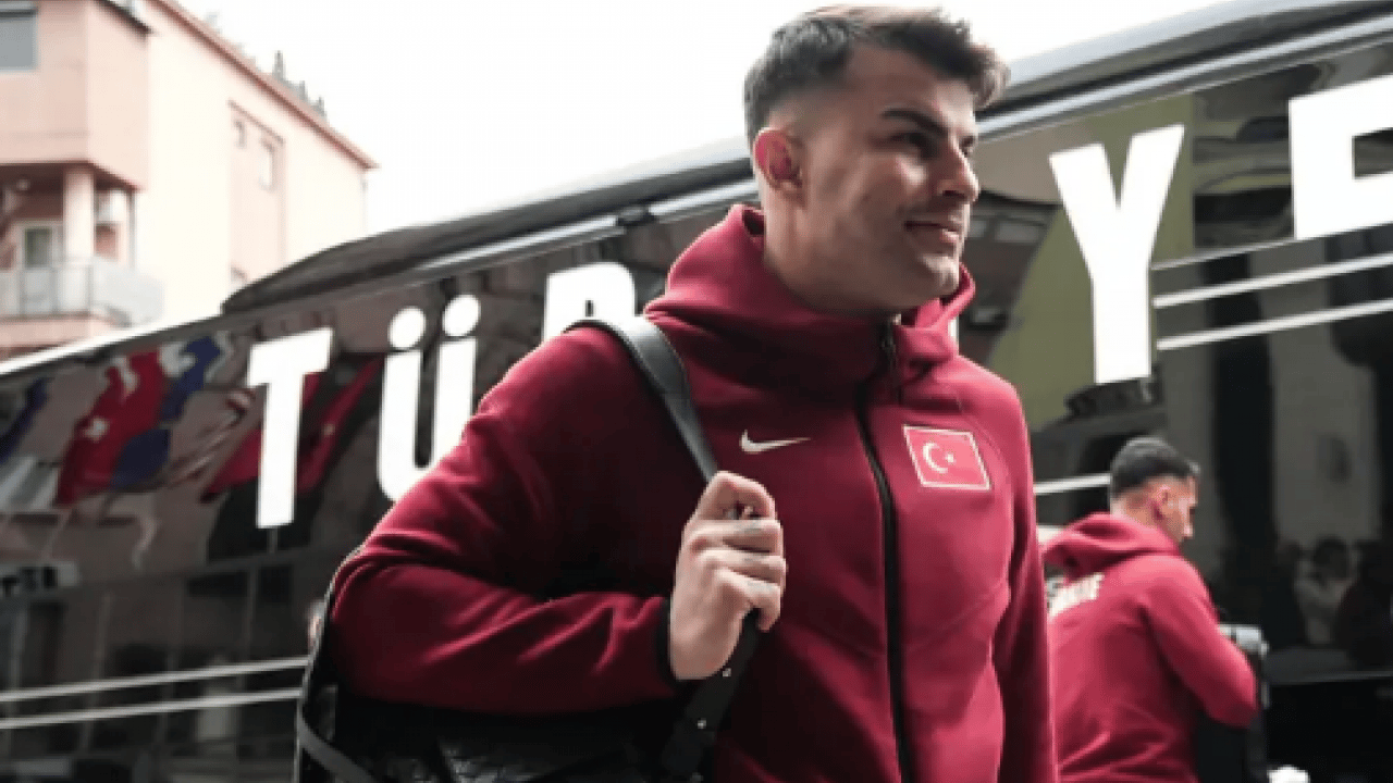 Foto - Abdülkerim Bardakcı 'İçimde kalmasın' deyip stadın kapısının önünde bombaladı!