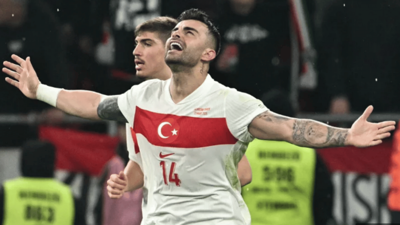 Foto - Abdülkerim Bardakcı 'İçimde kalmasın' deyip stadın kapısının önünde bombaladı!