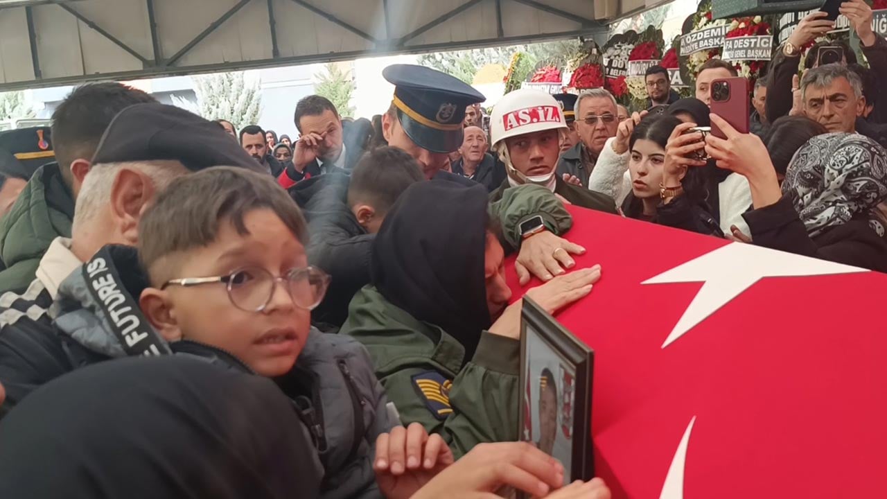 Foto - Acı törenin ardından yükselen feryat yürekleri dağladı! Şehit Özkan memleketinde dualarla uğurlandı!