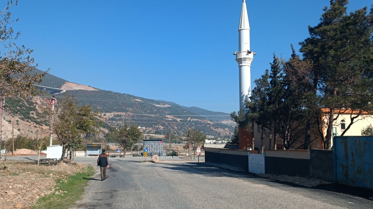 Foto - Acısını anıta dönüştürdü! Depremde iki çocuğunu kaybetti