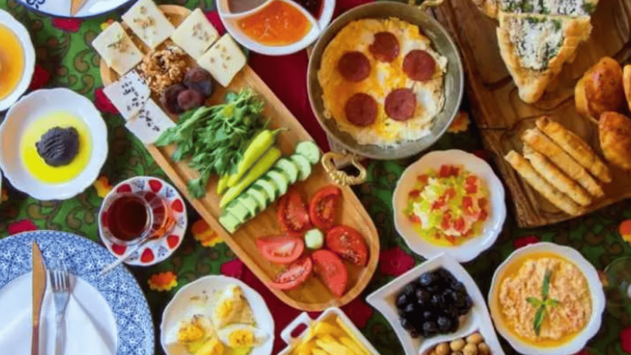 Uzmanlar sahurda sakın yemeyin diyor: İşte açlığı ve susuzluğu artıran besinler!