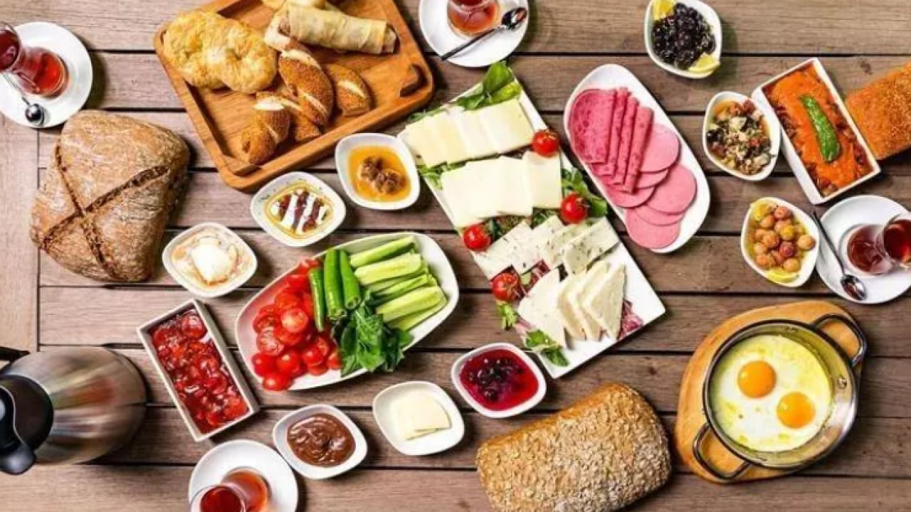 Foto - Uzmanlar sahurda sakın yemeyin diyor: İşte açlığı ve susuzluğu artıran besinler!