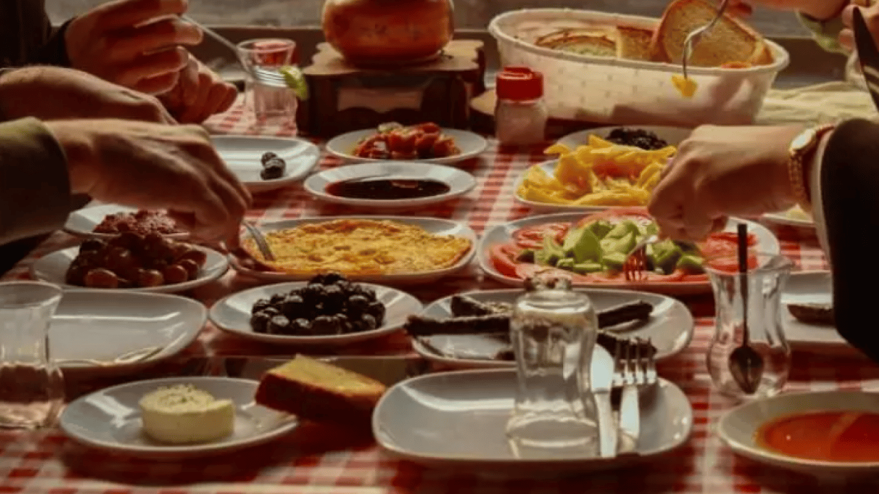 Foto - Uzmanlar sahurda sakın yemeyin diyor: İşte açlığı ve susuzluğu artıran besinler!