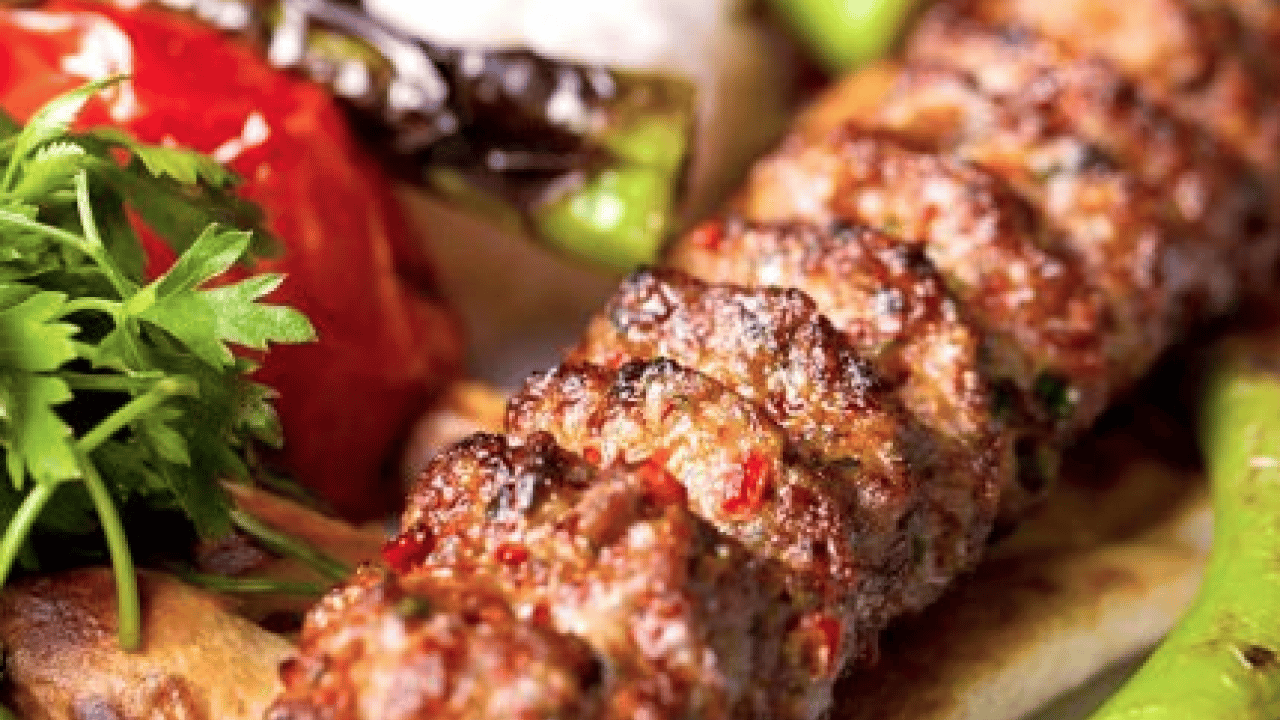 Adana kebap tarifi; hem lezzetli hem de kolay! En iyi kebap....