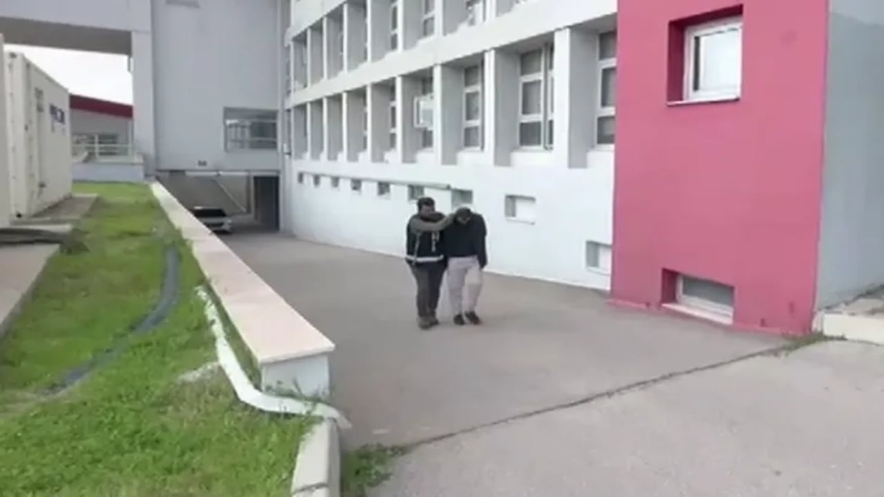 Adana’da 50 bin paket sigarayla yakalandı! Emniyet’teki ifadesi "Vay pişkin vay" dedirtti