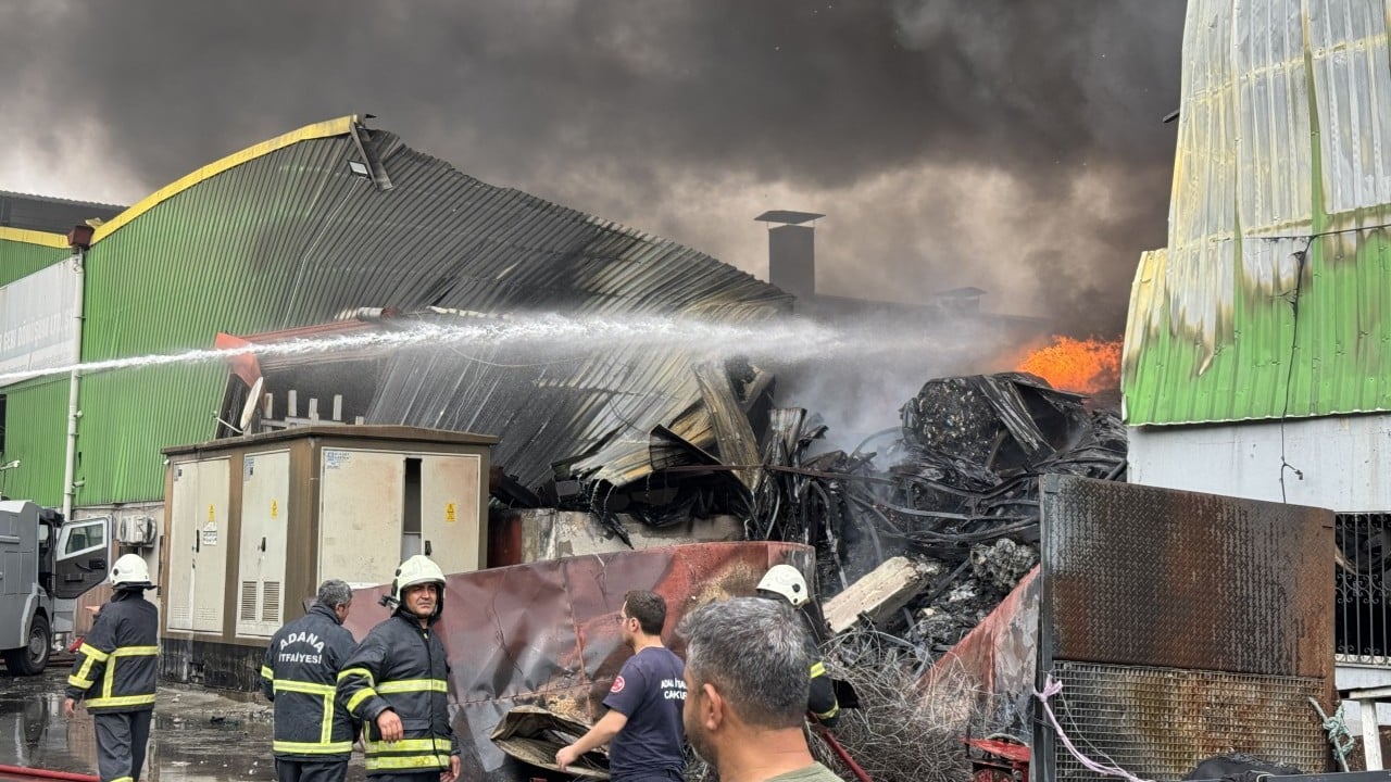 Foto - Adana'da feci yangın! Ekipler olay yerinde
