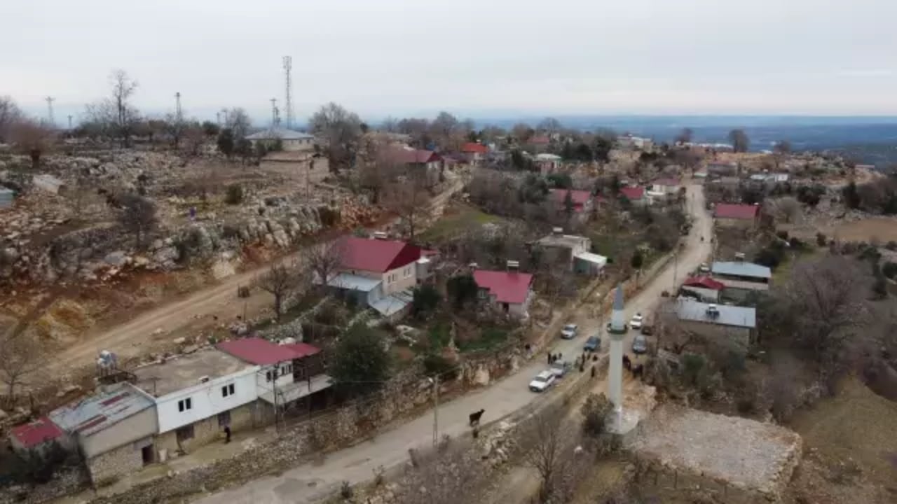 Foto - Adana’da fıkra gibi olay! Cemaat de imam da minare de var ancak cami yok